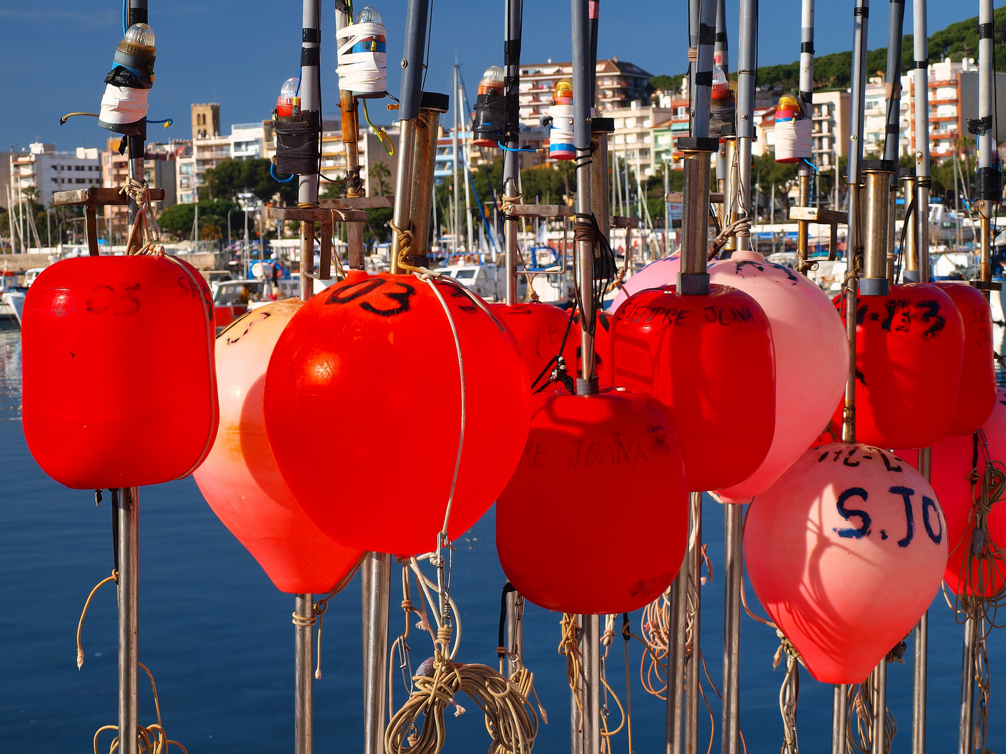 Bojen für die Netze des Fischerbootes in Blanes in Katalonien