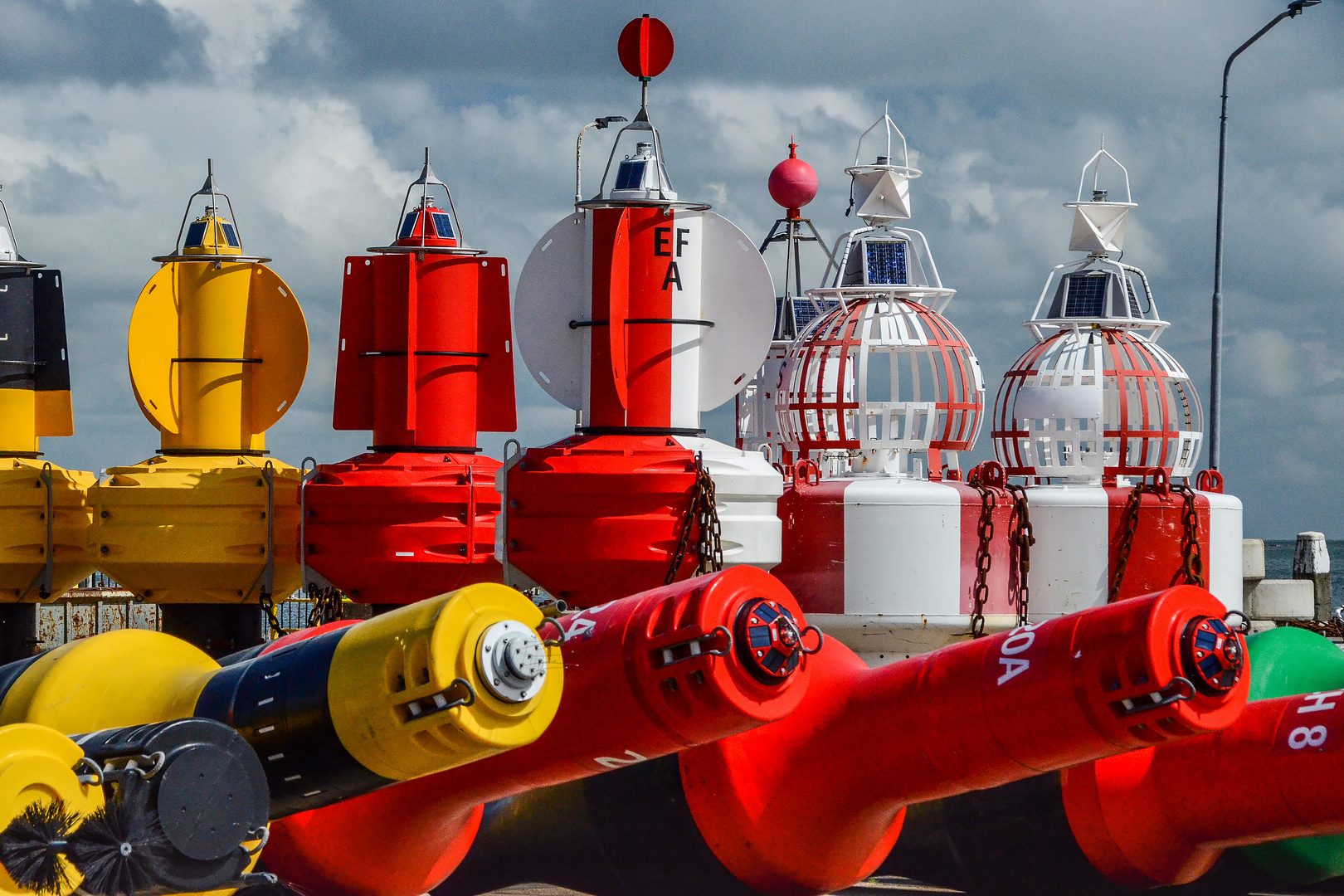 Bojen im Hafen von Terschelling (1)