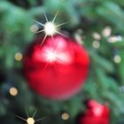 Bokeh - weihnachtliche Hintergrundunschärfe in rot, grün und weiß