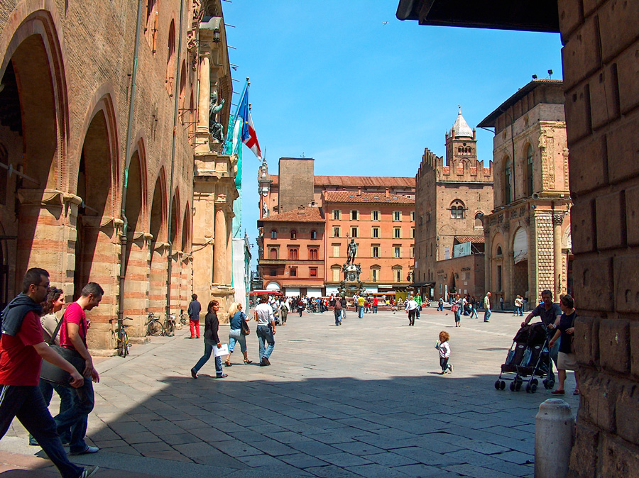 Bologna ,la piazza la Gente