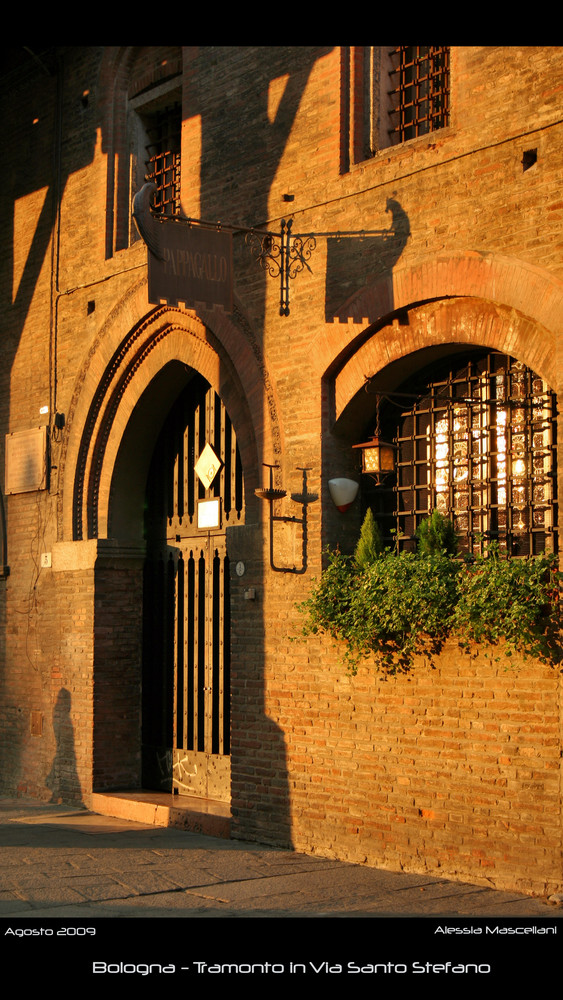 Bologna - Tramonto in via Santo Stefano