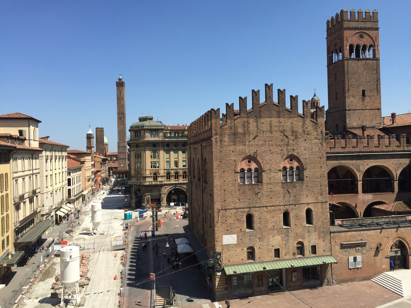 Bologna via Rizzoli, due torri