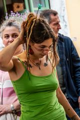 Bolsena - Junge Frau beim Blumenteppich legen