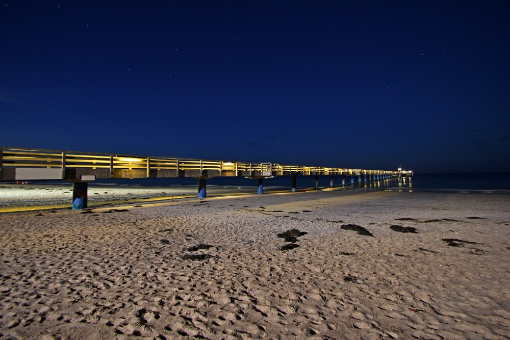 Boltenhagen - Seebrücke vom Strand aus