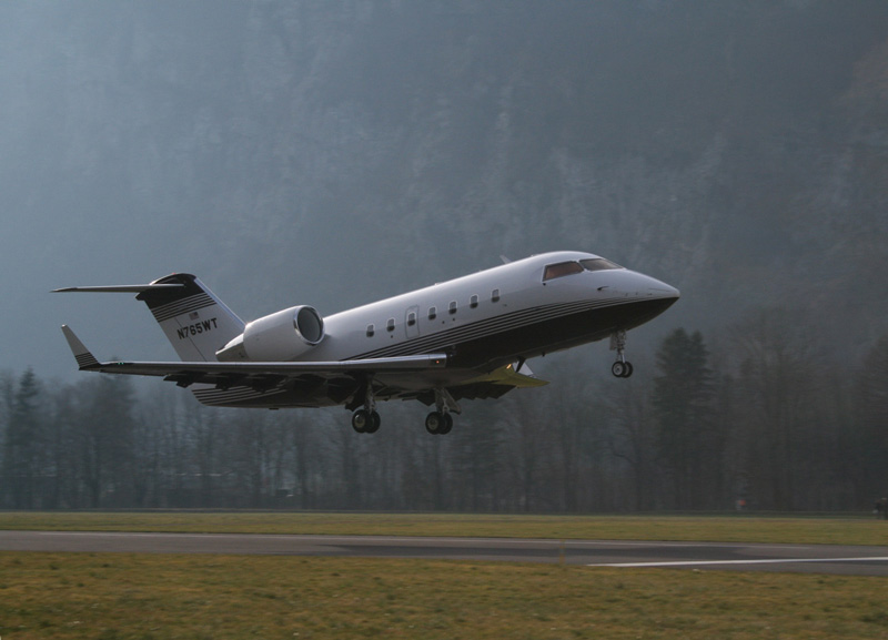 Bombardier Challenger 601 leaves Mollis runway 01