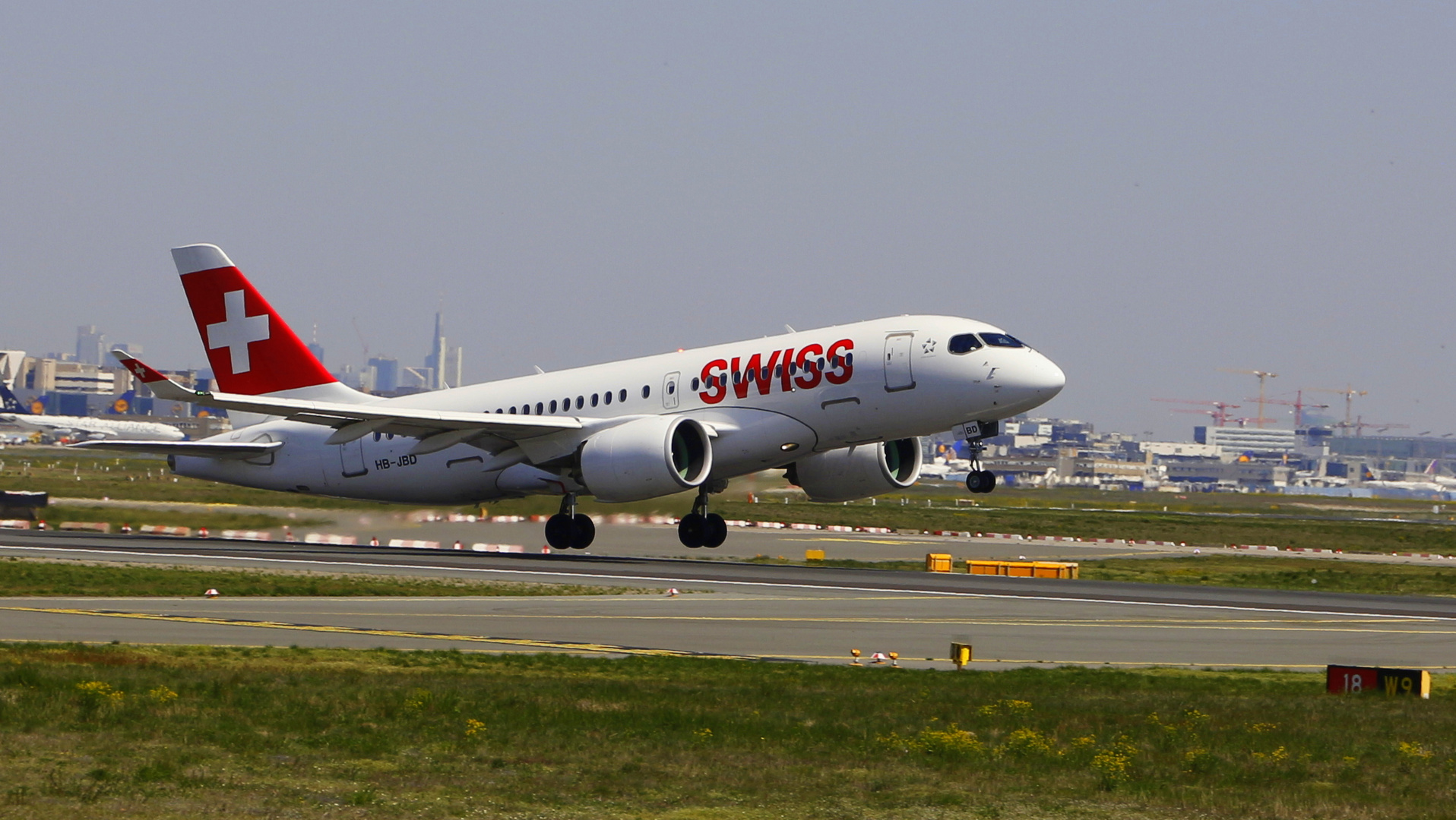 Bombardier CSeries CS100 von Swiss Air