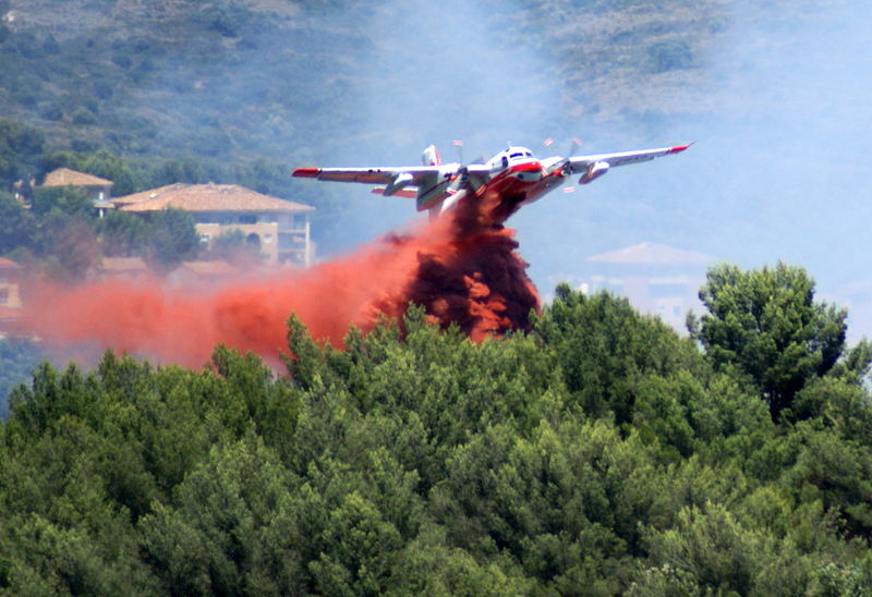 bombardier d'eau en action sur la côte d'Azur