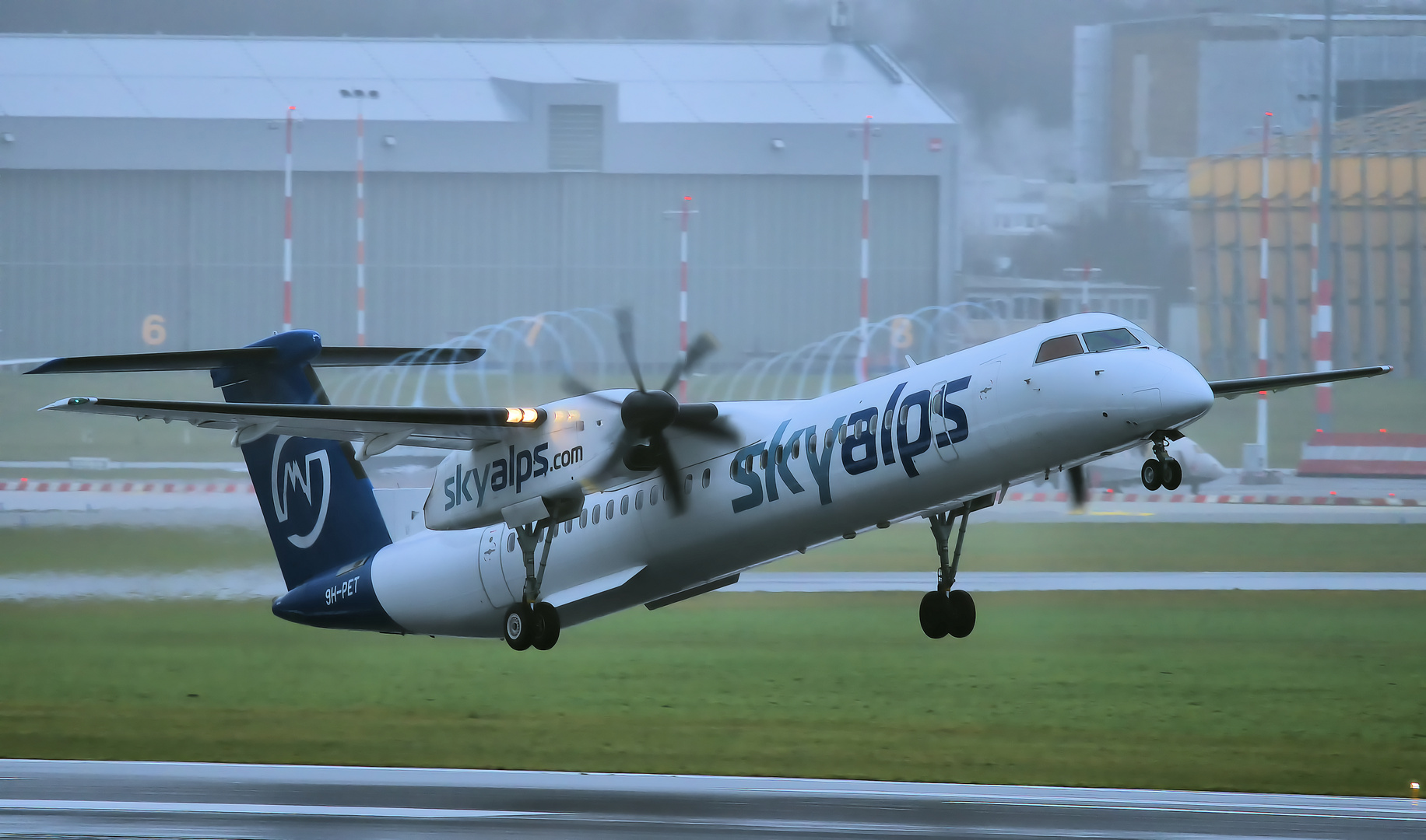 Bombardier DHC-8-400 skylaps 