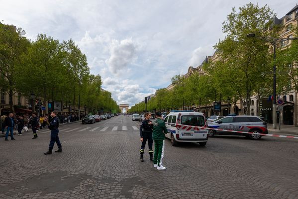 Bombendrohung auf den Champs Elysées