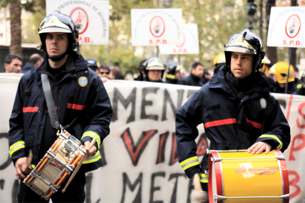 Bomberos quemados ante el Ayuntamiento de Sevilla