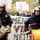 Bomberos quemados ante el Ayuntamiento de Sevilla