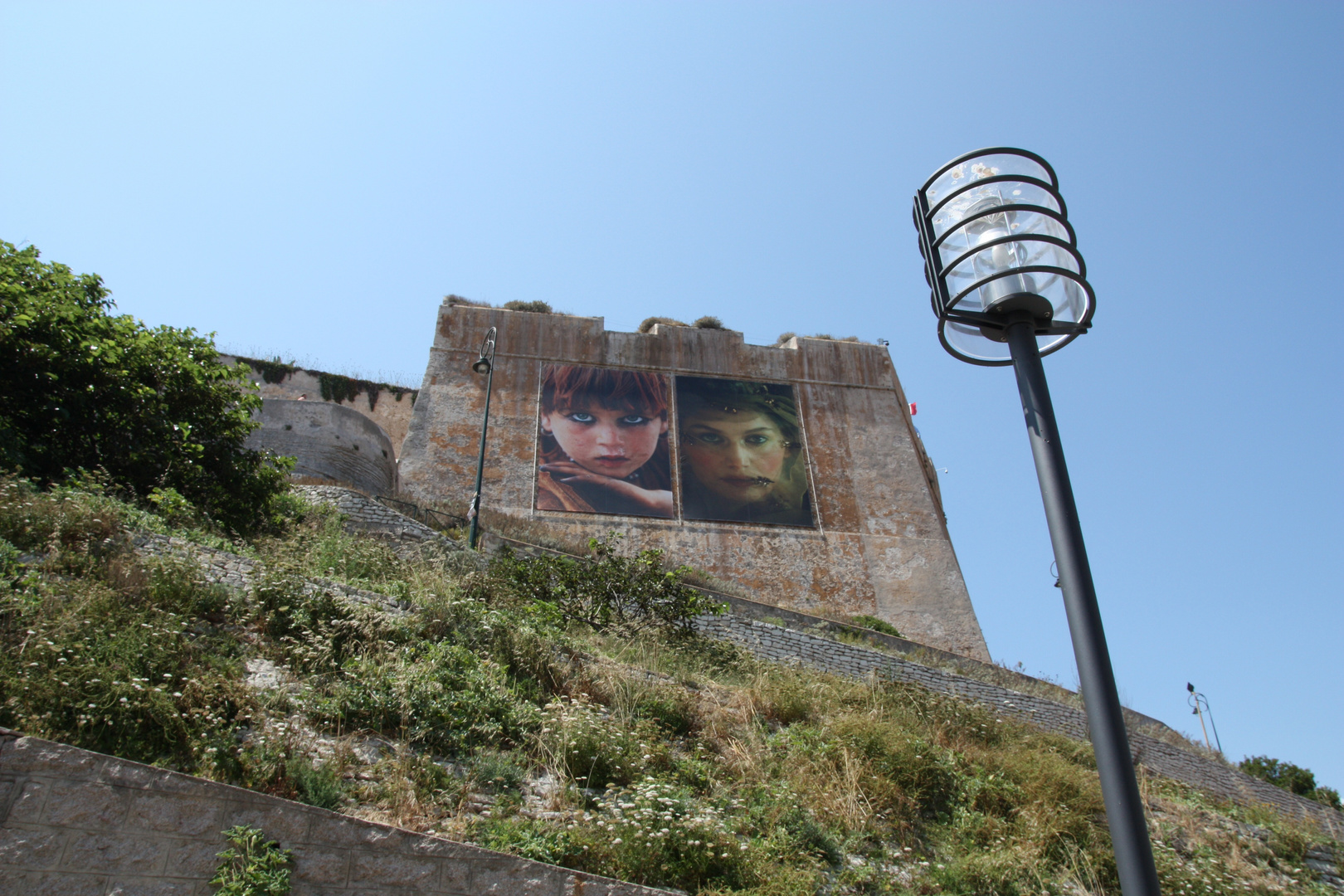 Bonifacio, Kunst an der Wand