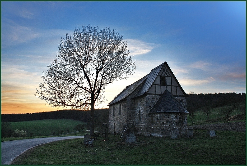 Bonifatiuskapelle Weitersdorf am Abend