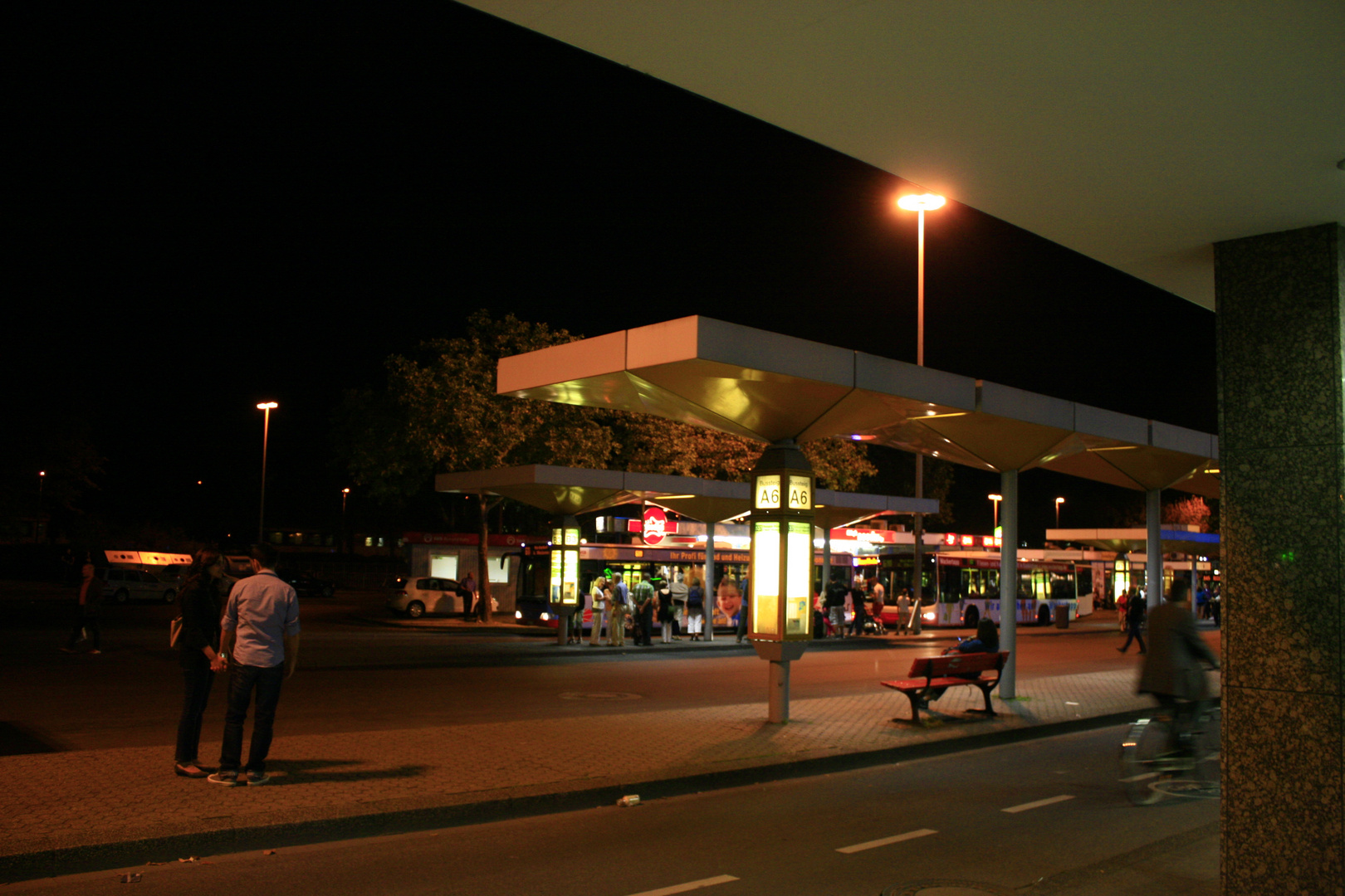 Bonn HBF Busbahnhof bei Nacht