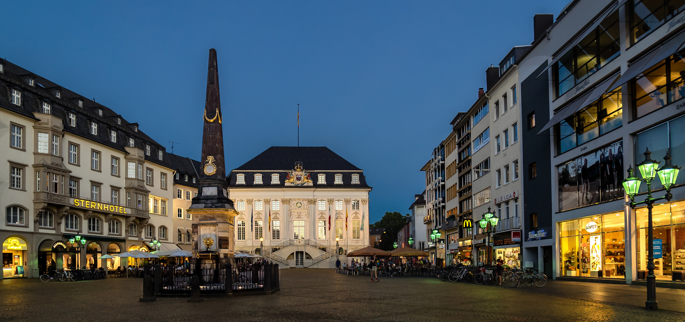 Bonn. Marktplatz mit Rathaus