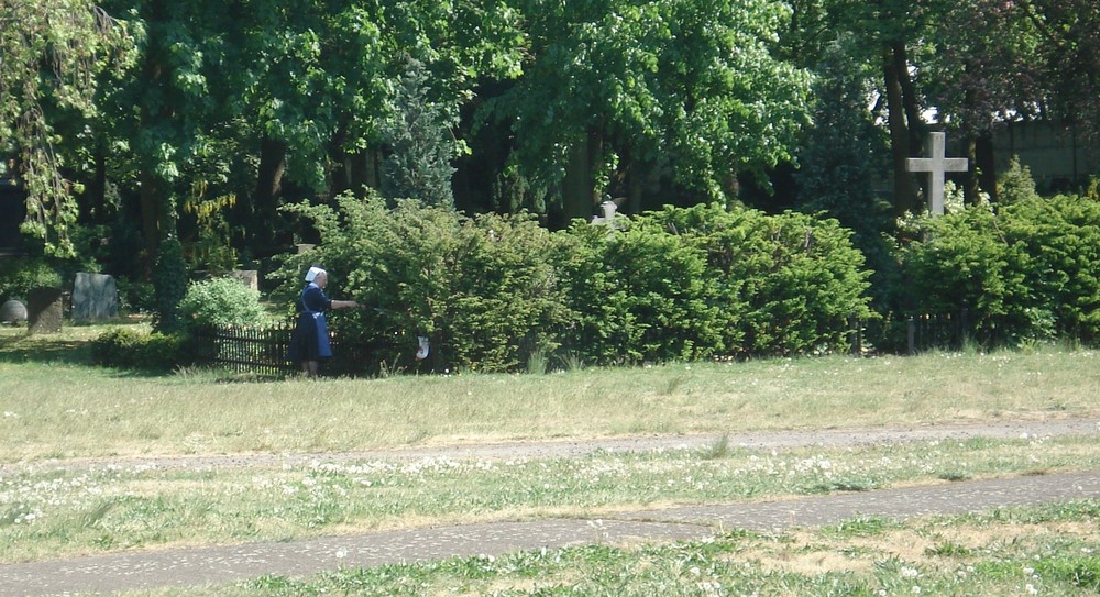 Bonne soeur s'occupant du jardin