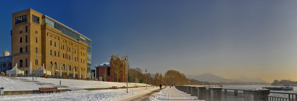 Bonner Bogen, Bonn, Schneepracht am Rhein mit Siebengebirge