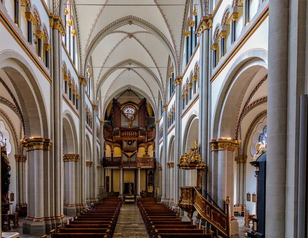 Bonner Münster Innenansicht mit Orgel