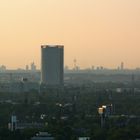 Bonner Post Tower mit Kölner Skyline