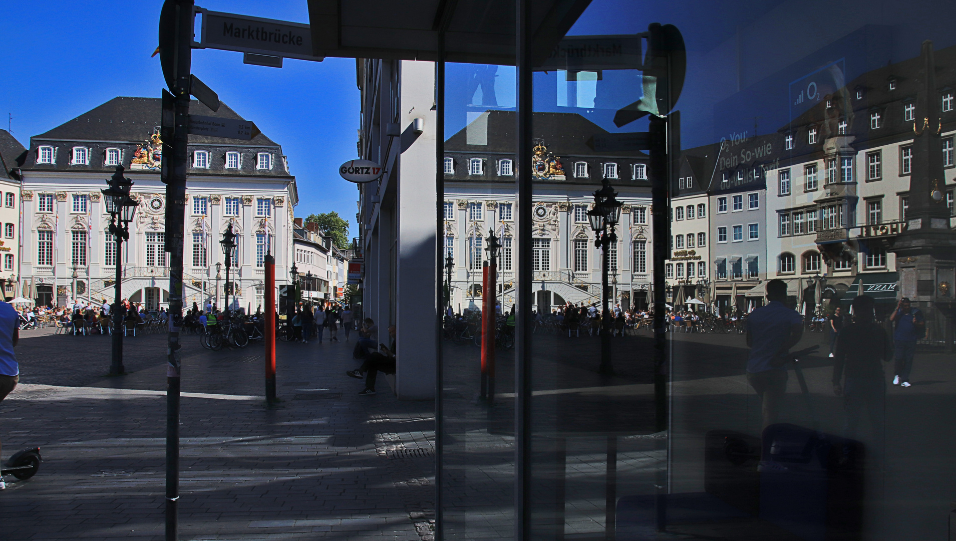 Bonner Rathaus verspiegelt.....