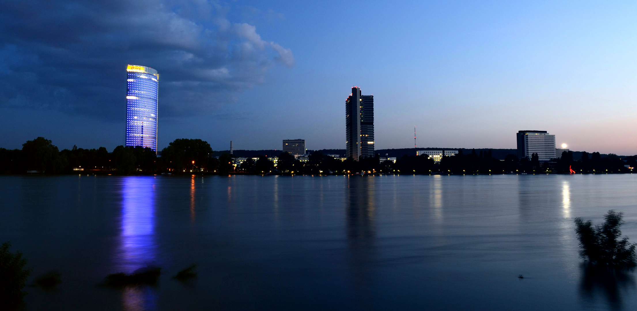 Bonner Regierungsviertel zur Blauen Stunde