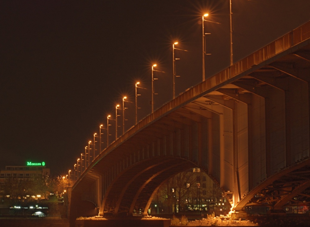 Bonner Rheinbruecke von Beuel in die Innenstadt