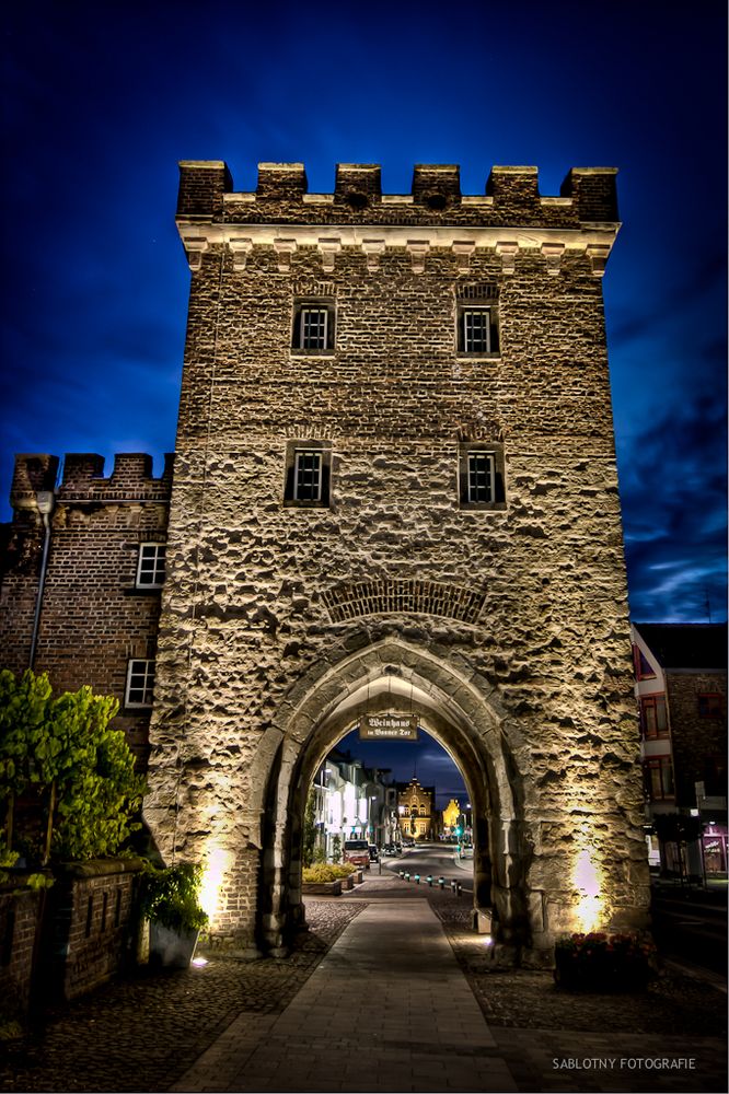 Bonner Tor in Erftstadt-Lechenich zur blauen Stunde