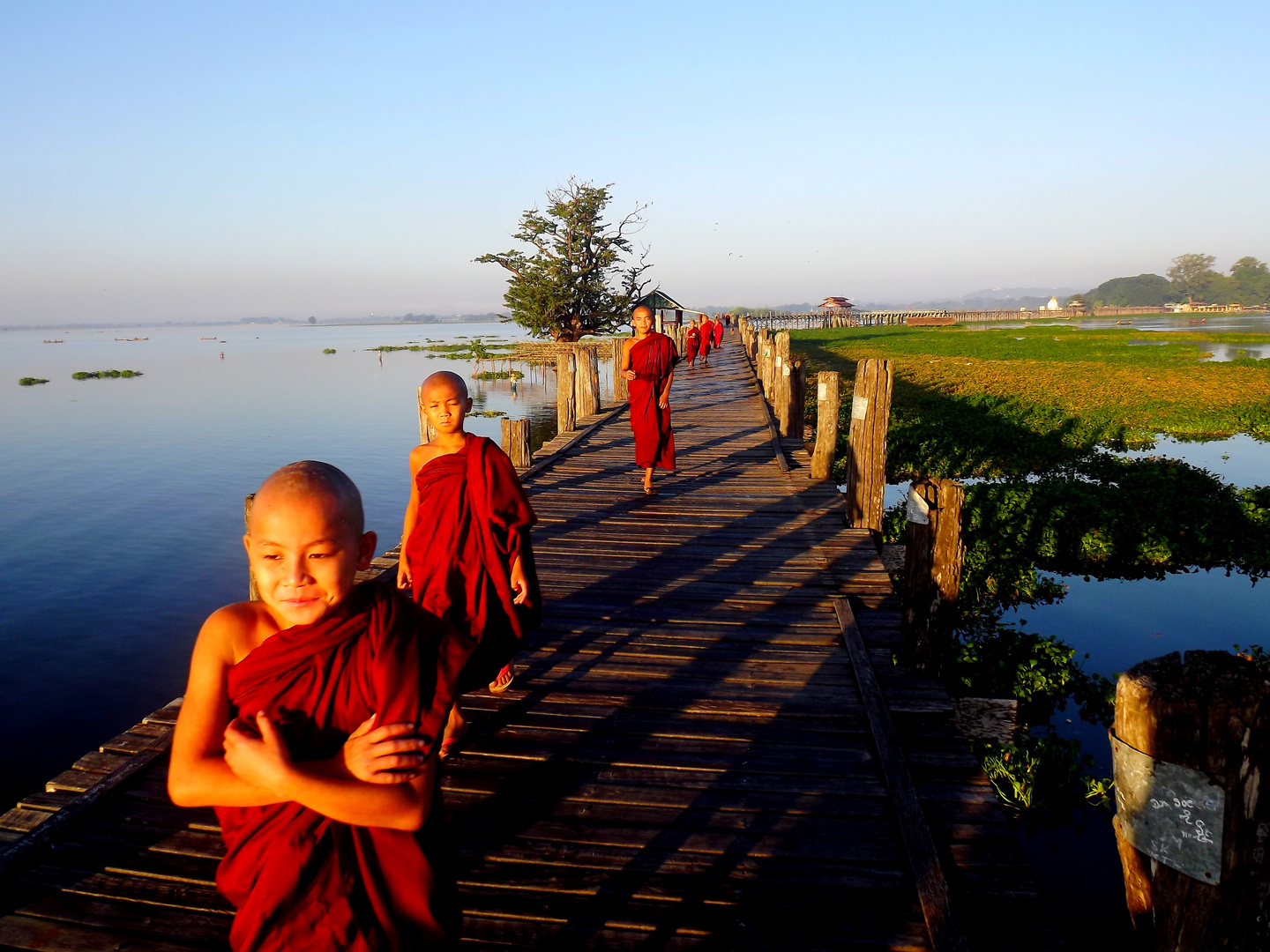 Bonzes sur le pont U Bein à Mandalay