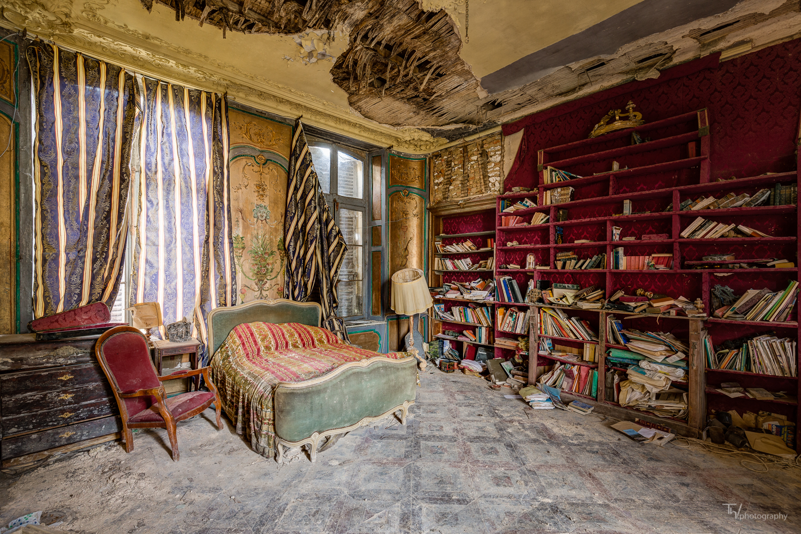 ~ books galore ~ Foto & Bild | architektur, lost places, marode Bilder