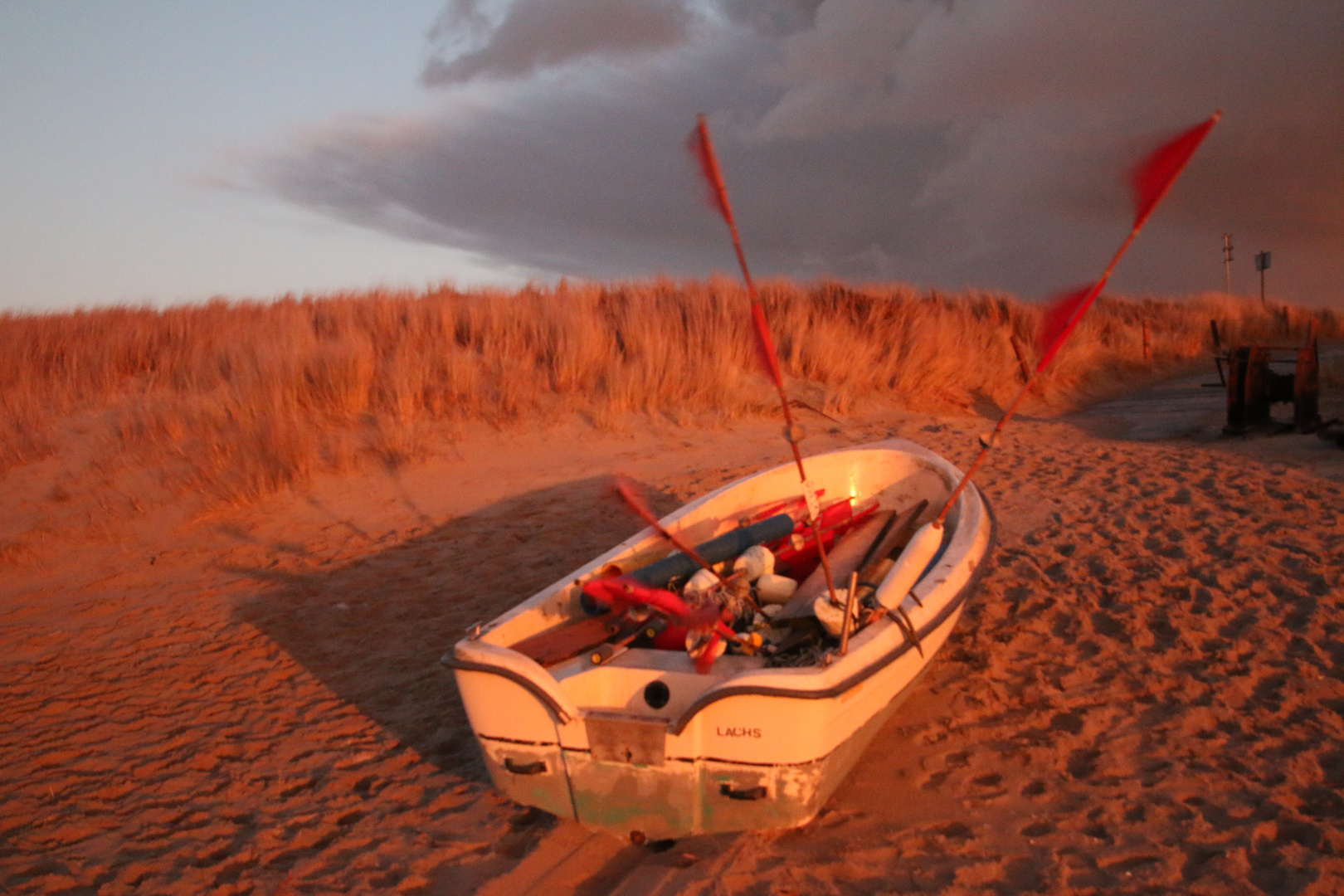 Boot am Strand bei Wetterwechsel