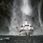 Boot am Wasserfall