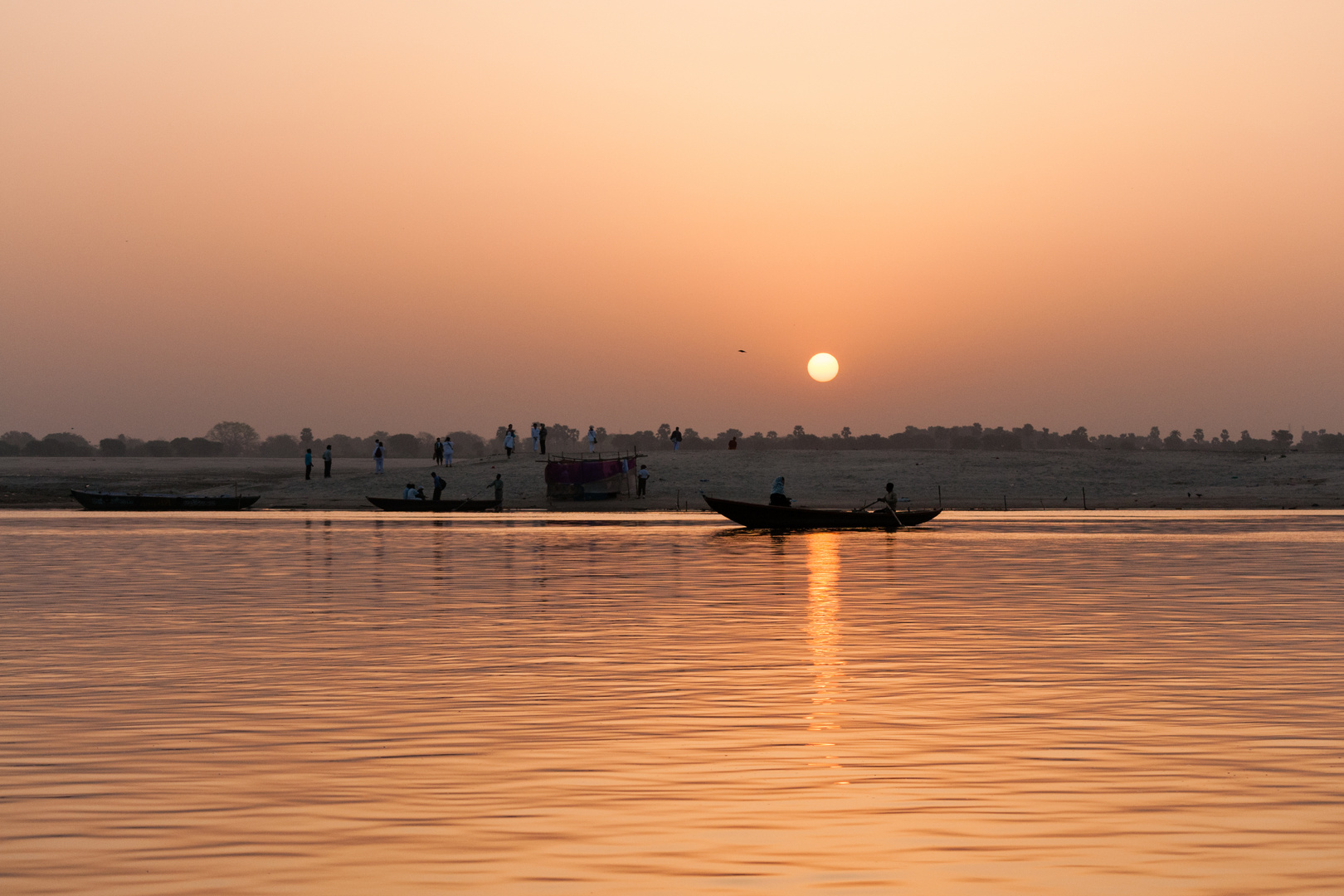 Boot auf dem Ganges im Sonnenaufgang in Varanasi, Indien