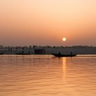 Boot auf dem Ganges im Sonnenaufgang in Varanasi, Indien