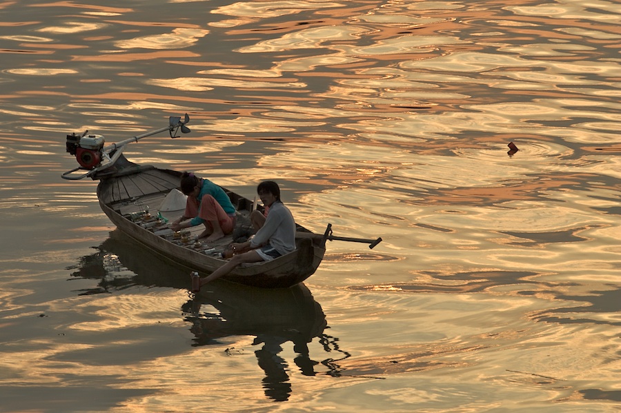 Boot auf dem Mekong in der Dämmerung