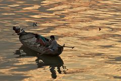 Boot auf dem Mekong in der Dämmerung