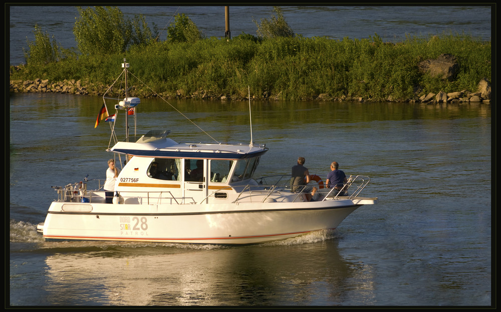 Boot auf dem Rhein