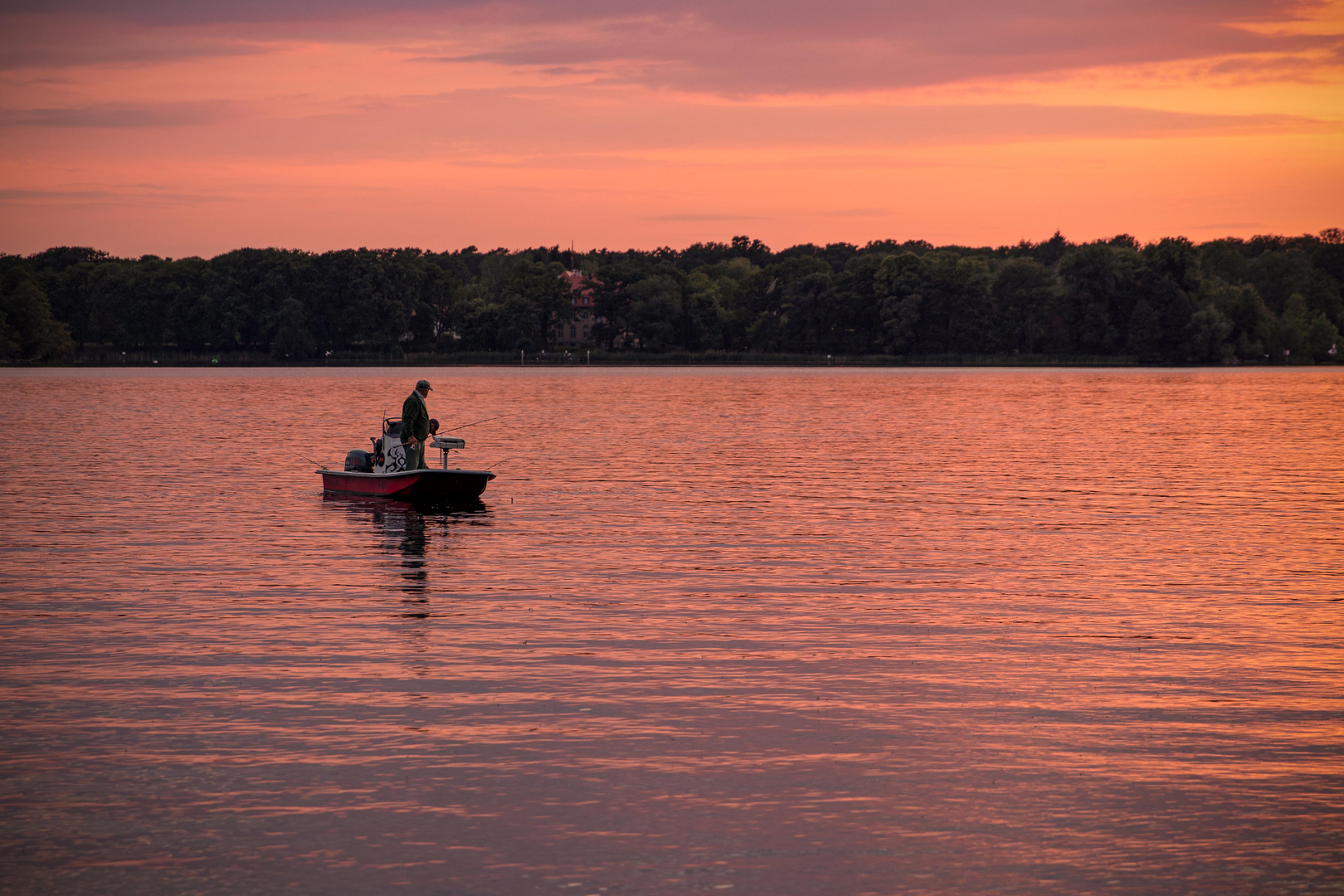 Boot auf dem Tegeler See im Abendrot