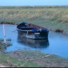 Boot auf einem Kanal auf der Hallig