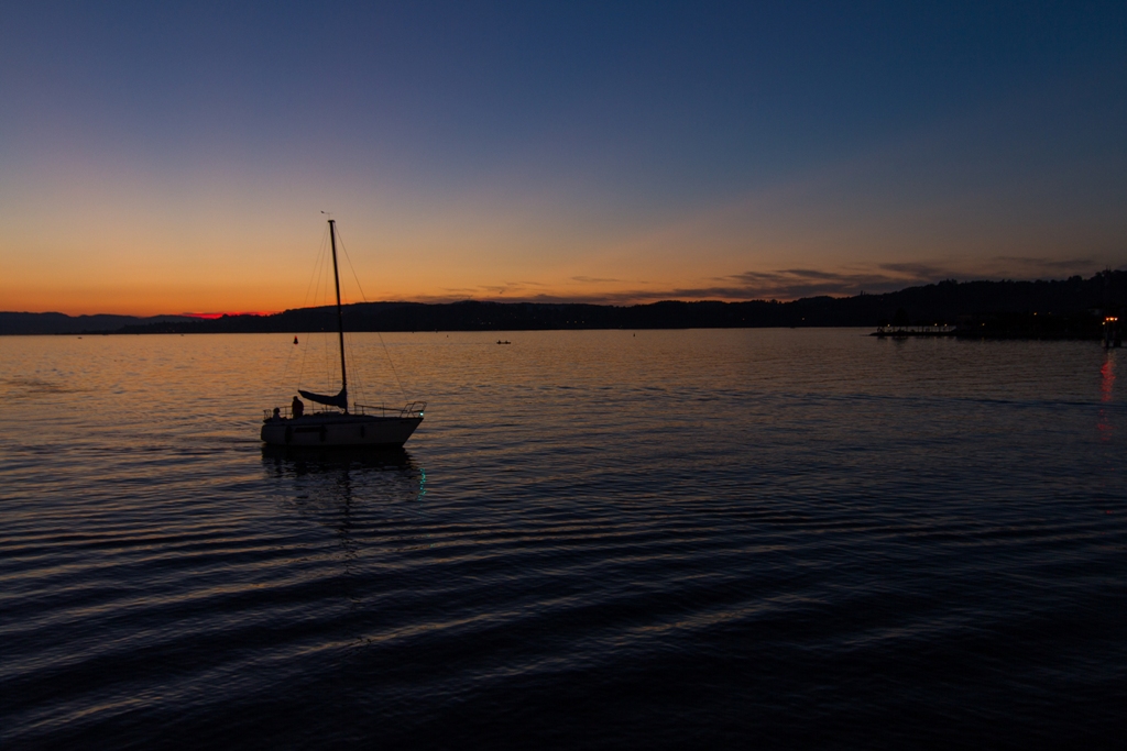 Boot auf Zürichsee by night