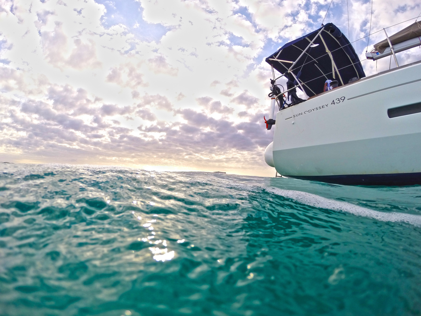 Boot aus Sicht des Schwimmers