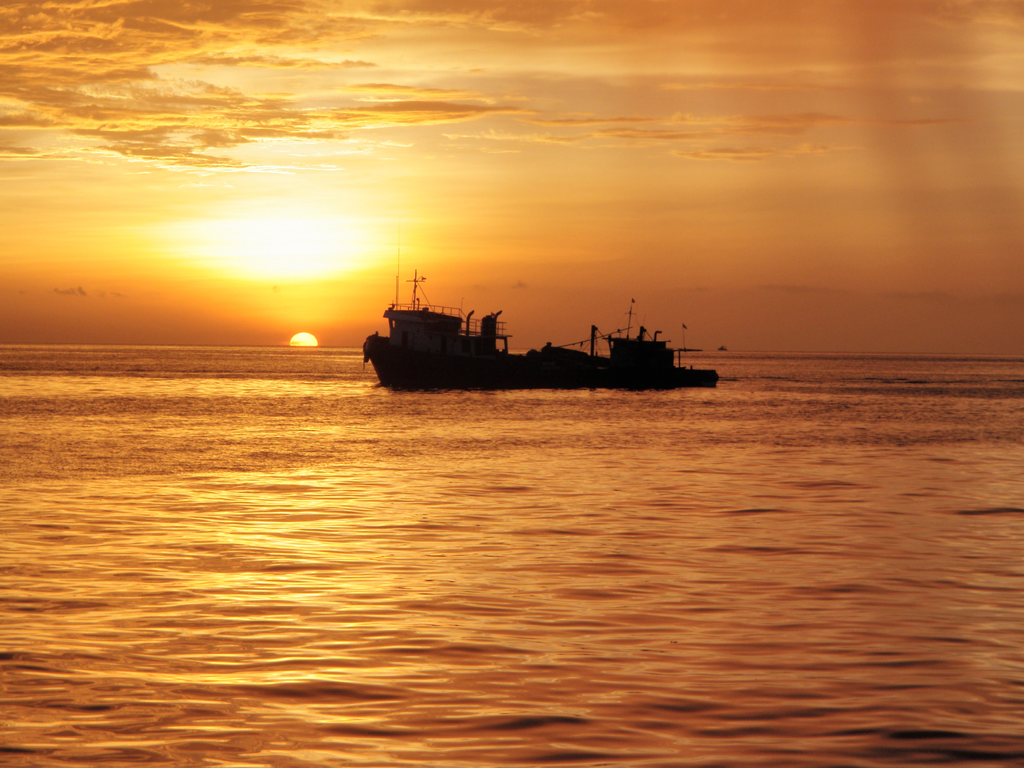 Boot bei Sonnenuntergang 