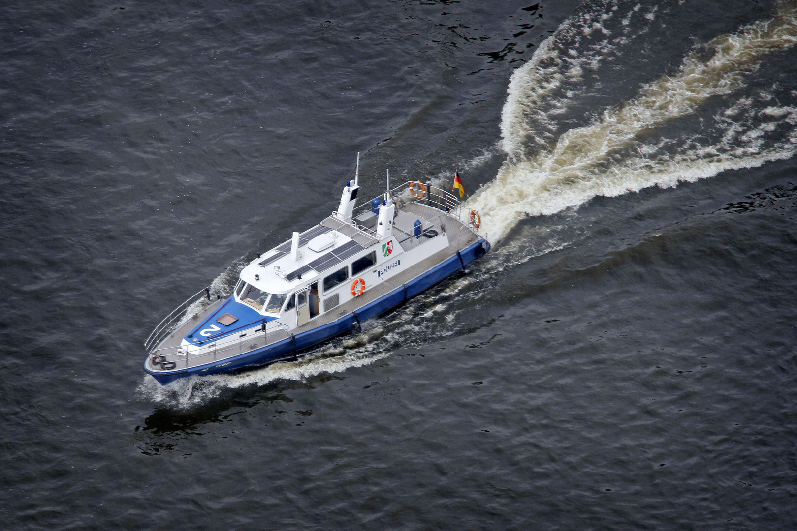 Boot der Wasserschutzpolizei auf dem Rhein