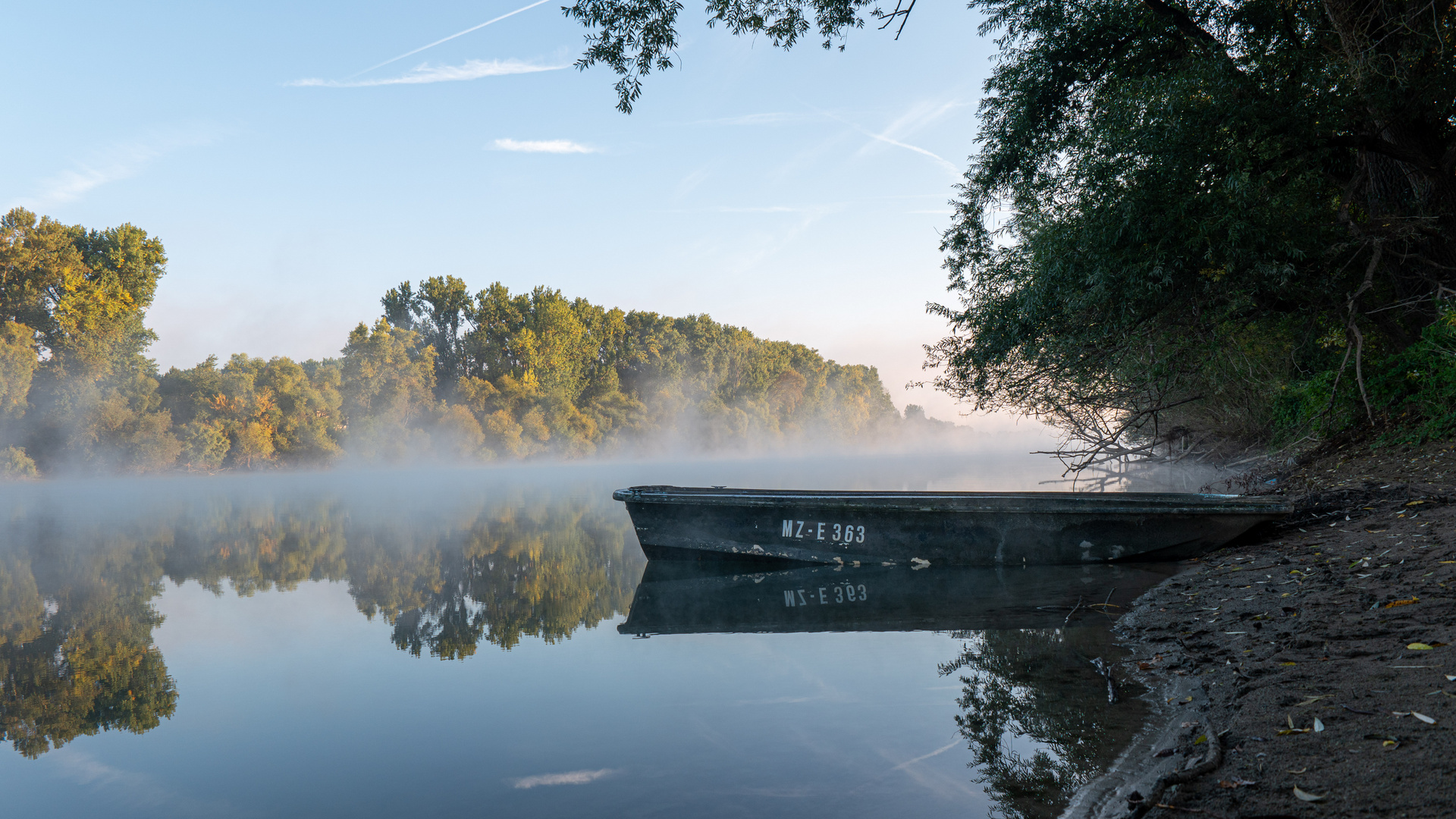 Boot im Morgennebel