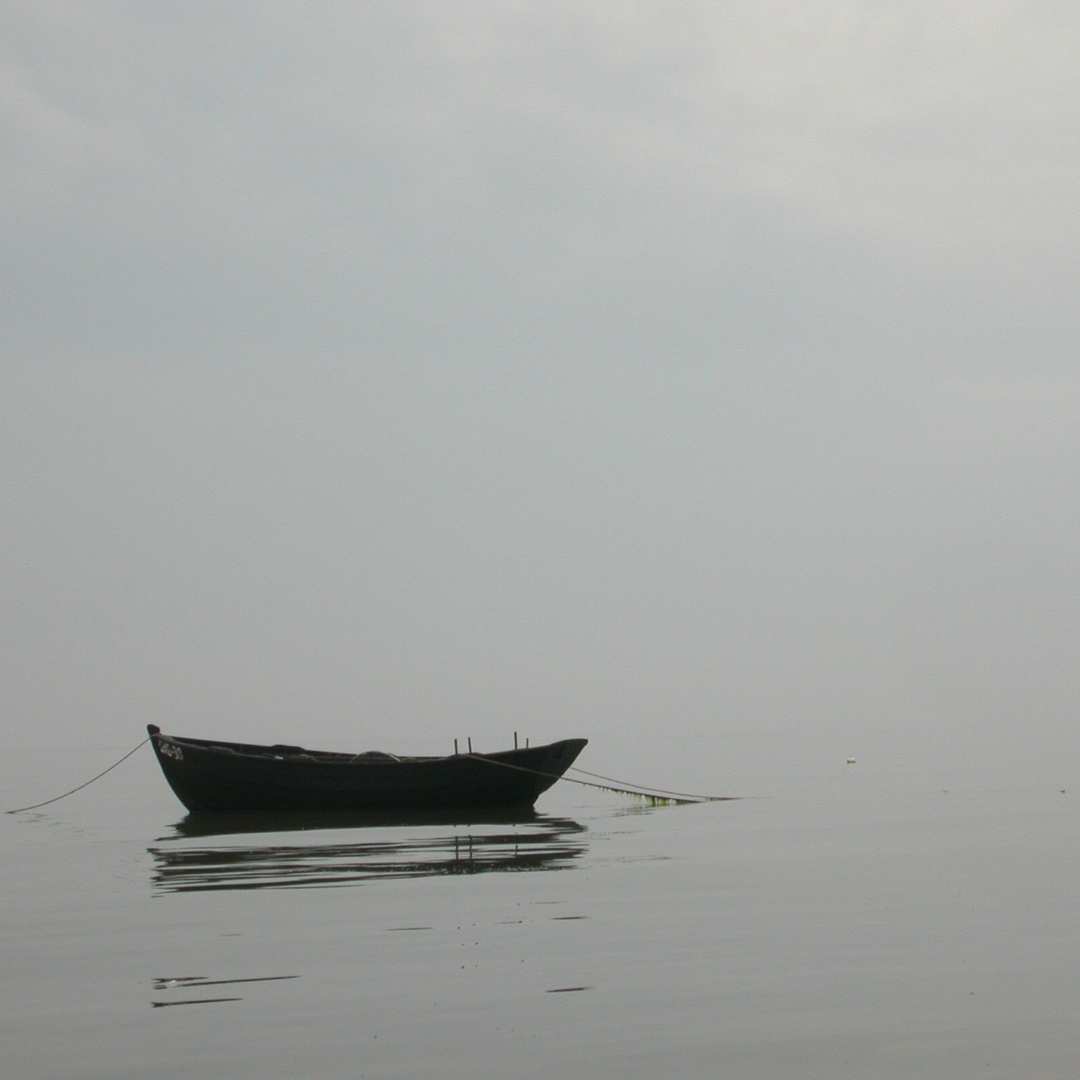 Boot im Nebel