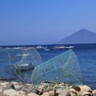 Boot im Netz auf Panarea, im Hintergrund die Insel Stromboli, Juni 2014