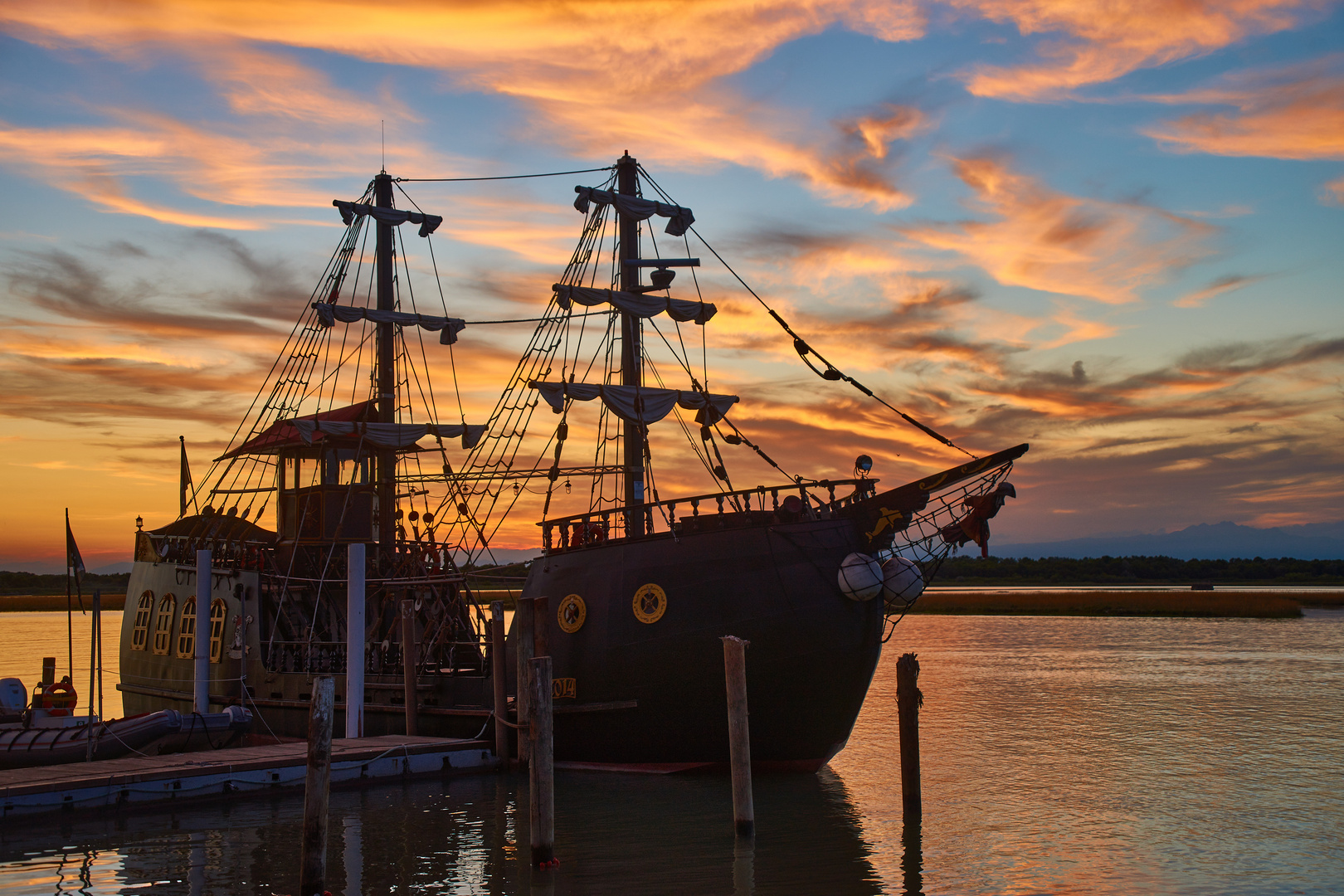 Boot im Sonnenuntergang