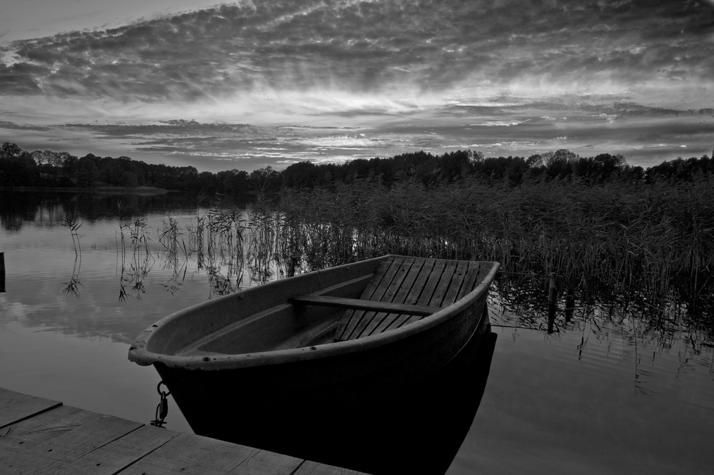Boot im Sonnenuntergang bw
