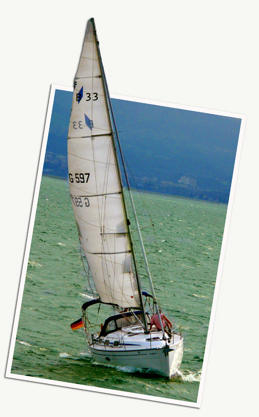 Boot im Wettlauf mit Gewitter