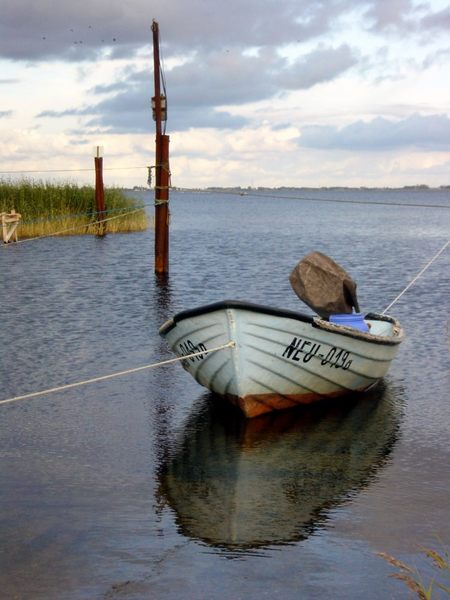 Boot in ruhigem Gewässer