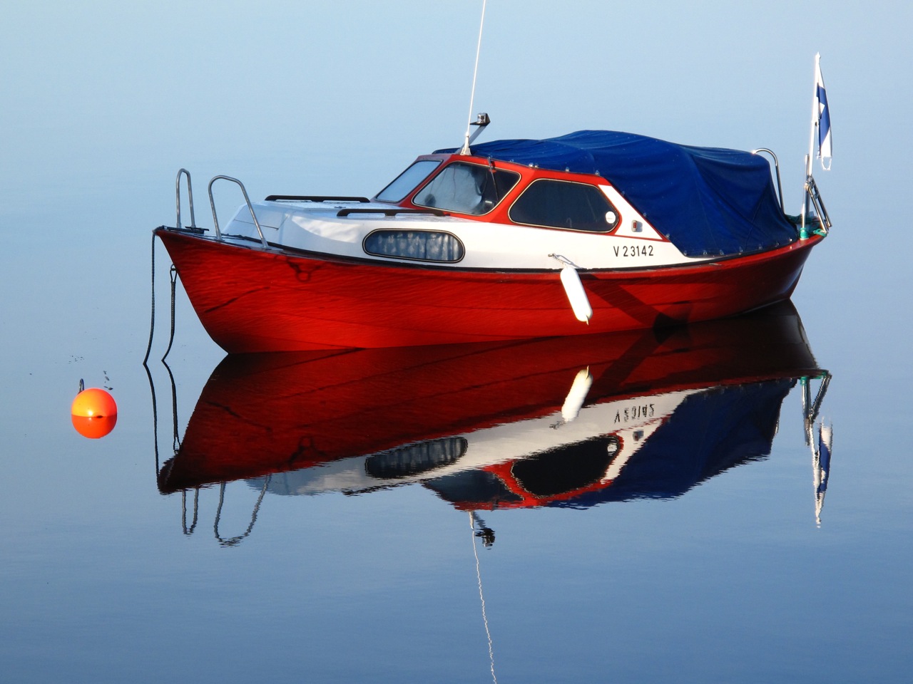 Boot in ruhigem morgendlichem Wasser